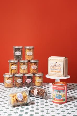 澳門葡京人「燊哥冰室」再度聯乘「同益百花魁」推出「雜錦涼果」伴手禮  結合原創 IP 角色「娜娜」 呈獻盲盒優惠驚喜